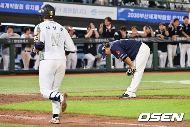 [OSEN=부산, 이석우 기자]롯데 자이언츠 윤명준이 연장 12회초 1사 만루 KT 위즈 이상호의 스퀴즈 번트로 역전을 허용하고 고개를 떨구고 있다. 2023.06.08 / foto0307@osen.co.kr