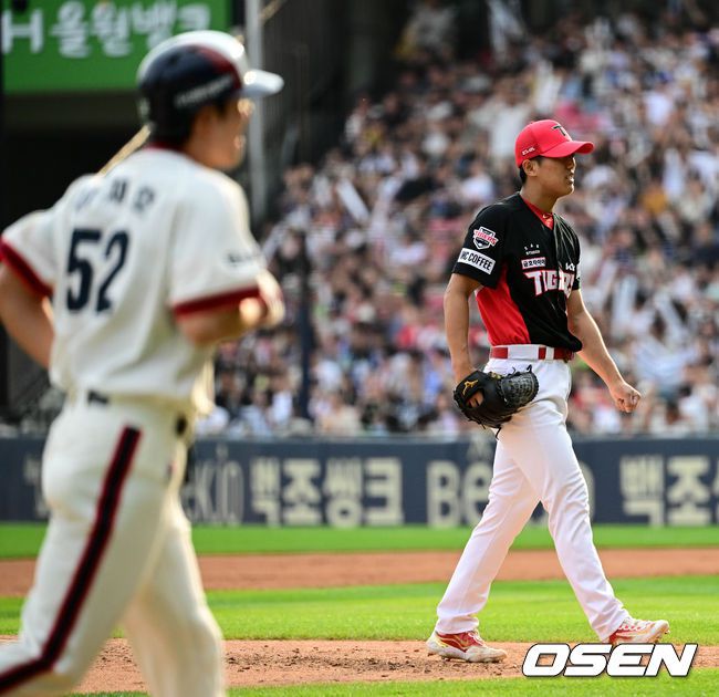 [OSEN=잠실, 조은정 기자]3회말 1사 만루 KIA 선발 이의리가 두산 이유찬에게 밀어내기 볼넷을 내준 뒤 아쉬워하고 있다. 2023.06.10 /cej@osen.co.kr