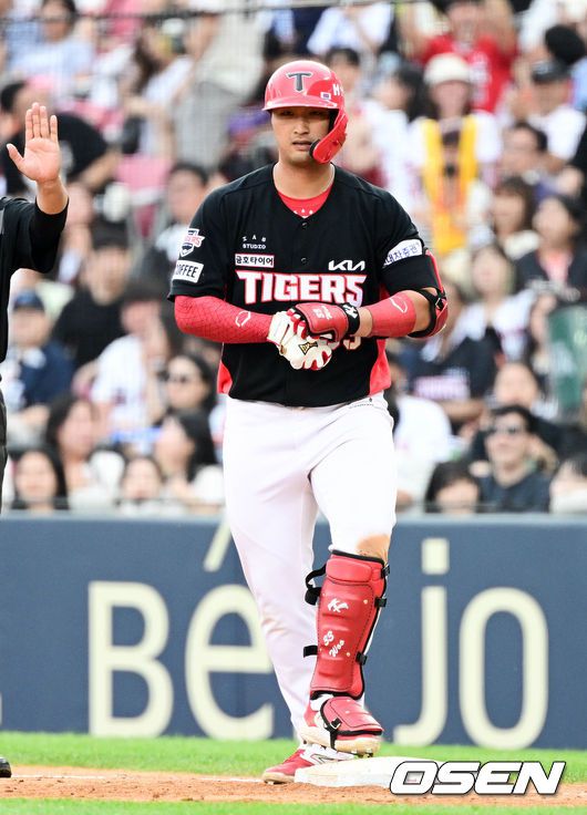 [OSEN=잠실, 조은정 기자]4회초 1사 1,2루 KIA 변우혁이 중견수 앞 동점 적시타를 날린 뒤 기뻐하고 있다. 2023.06.10 /cej@osen.co.kr