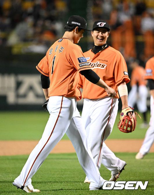 이닝을 마친 한화 문동주를 노시환이 웃으며 바라보고 있다. /OSEN DB