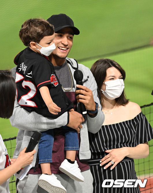 [OSEN=수원, 최규한 기자] 18일 오후 경기도 수원 KT위즈파크에서 ‘2022 신한은행 SOL KBO리그’ KT 위즈와 LG 트윈스의 경기가 열렸다.5회말 클리닝 타임 때 부상으로 KT를 떠나는 외국인투수 쿠에바스가 가족들과 응원단상에 올라 팬들에게 인사를 전하고 있다. 2022.05.18 / dreamer@osen.co.kr