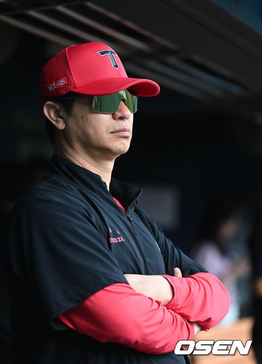 [OSEN=잠실, 조은정 기자]경기에 앞서 KIA 김종국 감독이 훈련을 지켜보고 있다. 2023.06.10 /