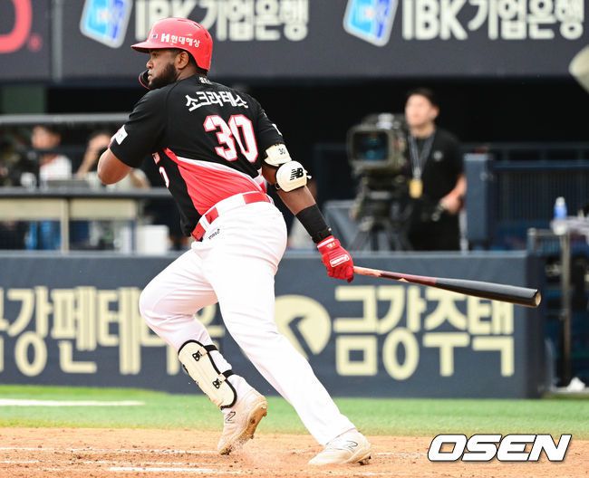 [OSEN=잠실, 조은정 기자]5회초 1사 1루 KIA 소크라테스가 좌익선상 안타를 때려내고 있다. 2023.06.10 /cej@osen.co.kr