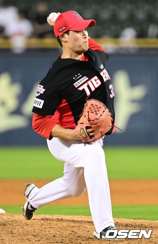 [OSEN=잠실, 김성락 기자] 9일 서울 잠실구장에서 2023 신한은행 SOL KBO리그 두산 베어스와 KIA 타이거즈의 경기가 열렸다.9회초 KIA 최지민이 마운드에 올라 힘차게 공을 뿌리고 있다. 2023.06.09 /ksl0919@osen.co.kr