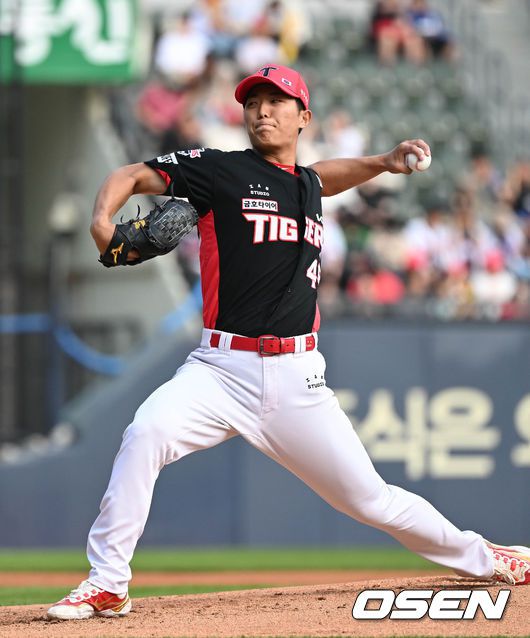 [OSEN=잠실, 조은정 기자] 10일 서울 잠실구장에서 2023 신한은행 SOL KBO리그 두산 베어스와 KIA 타이거즈의 경기가 열렸다.1회말 KIA 선발 이의리가 힘차게 공을 던지고 있다. 2023.06.10 /cej@osen.co.kr