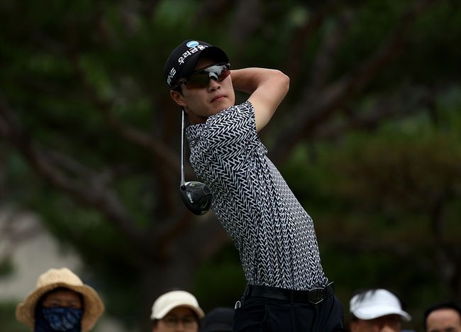 최승빈과 숨막히는 승부를 펼친 박준홍의 5번홀 티샷 장면.