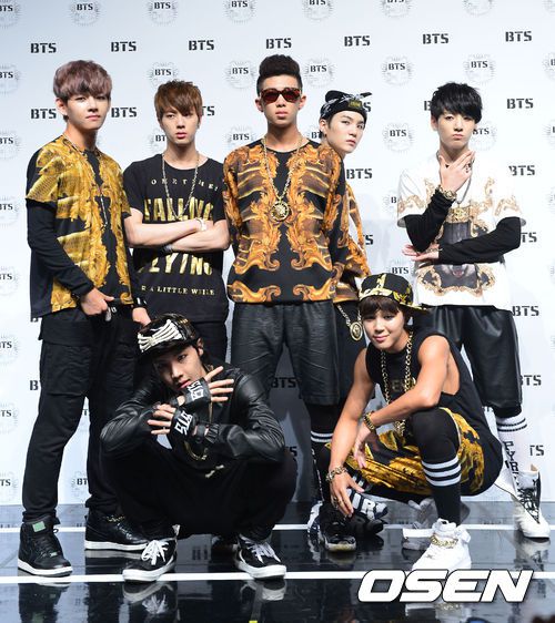 [OSEN=민경훈 기자]방탄소년단(BTS) 멤버들이 무대 위에서 포토타임을 갖고 있다./ rumi@osen.co.kr