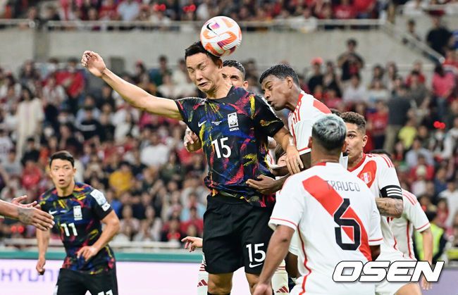 [OSEN=부산, 이석우 기자] 16일 부산 아시아드주경기장에서 하나은행 초청 축구 국가대표 친선경기 페루전이 열렸다.  대한민국 정승현이 헤딩슛을 시도하고 있다. 2023.06.16 / foto0307@osen.co.kr