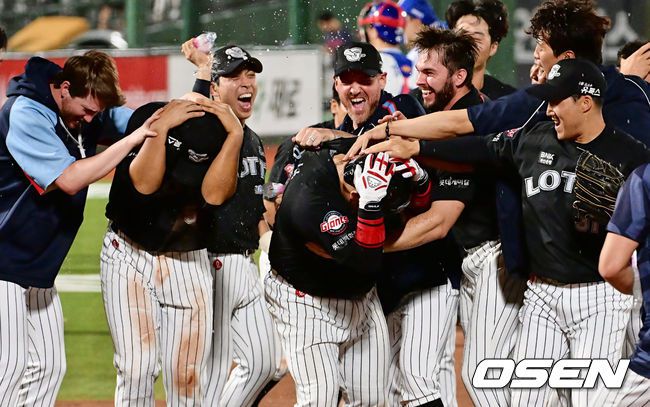 [OSEN=부산, 이석우 기자]롯데 자이언츠 유강남이 9회말 2사 1루 끝내기 투런 홈런을 치고 동료들의 축하를 받고 있다. 2023.06.27 / foto0307@osen.co.kr