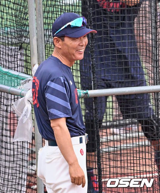 [OSEN=부산, 이석우 기자]롯데 자이언츠 이종운 코치가 미소짓고 있다. 2023.06.27 / foto0307@osen.co.kr