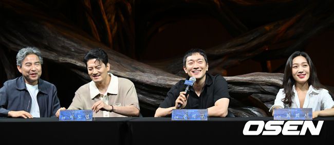 [OSEN=민경훈 기자]배우 강하늘, 육현욱, 장지후가 무대 위에서 공연을 펼치고 있다. /rumi@osen.co.kr