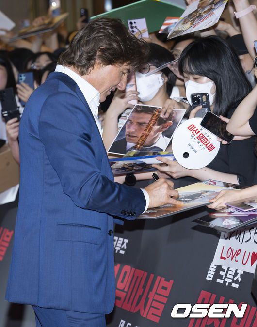 [OSEN=박준형 기자]톰 홀랜드와 제이크 질렌할이 팬들에게 하트를 보이고 있다. / soul1014@osen.co.kr