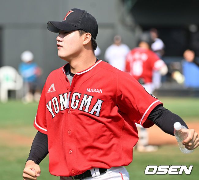 [OSEN=목동, 민경훈 기자] 19일 서울 목동야구장에서 제78회 청룡기 전국고교야구선수권대회 겸 주말리그 왕중왕전 2회전 마산용마고와 광주진흥고의 서스펜디드 경기 진행됐다. 이 경기에서 마산용마고가 연장승부 끝에 4-1로 역전승을 거뒀다.9회초 2사 주자 1,2루 마산용마고 권희재가 동점 1타점 적시타를 날리자 장현석이 덕아웃 앞에서 기뻐하고 있다. 2023.07.19 / rumi@osen.co.kr