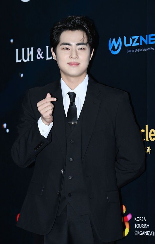 [OSEN=민경훈 기자] 19일 오후 서울 강남구 SETEC 제2전시장에서 제16회 아시아 모델 어워즈 포토월 행사가 열렸다.배우 조병규가 포토월에서 포즈를 취하고 있다. 21.12.19 /rumi@osen.co.kr