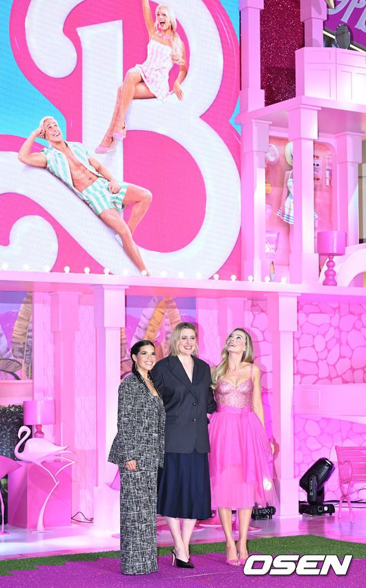 [OSEN=이대선 기자] 2일 오후 서울 영등포 타임스퀘어에서 영화 '바비' 핑크카펫 행사가 열렸다.배우 아메리카 페레라, 마고 로비, 그레다 거윅 감독이 핑크 카펫을 밟고 있다. 2023.07.02 /sunday@osen.co.kr