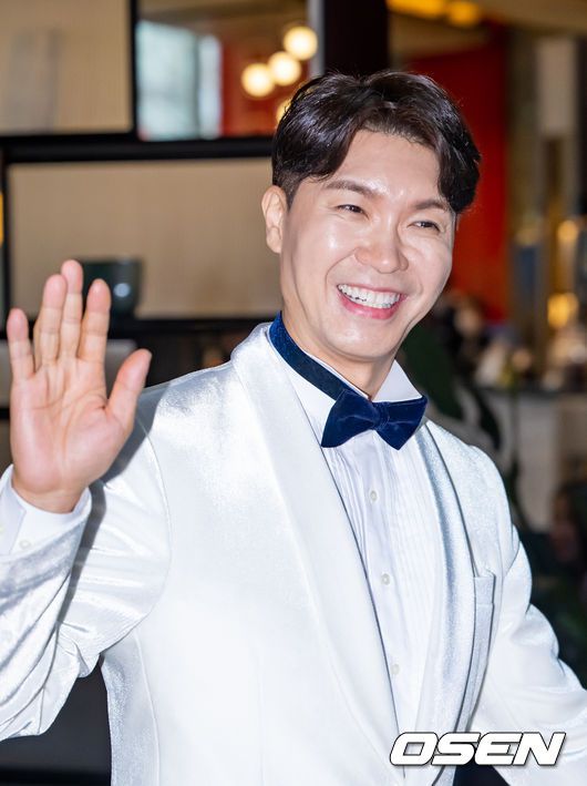 [OSEN=민경훈 기자]신랑 박수홍이 결혼식장으로 입장하며 취재진에게 손인사를 하고 있다. 2022.12.23 / rumi@osen.co.kr