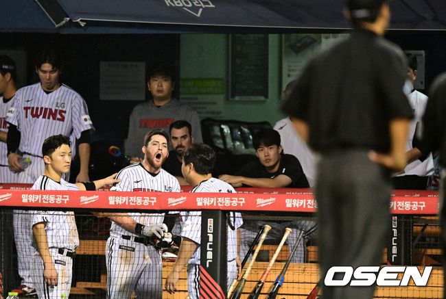 [OSEN=지형준 기자] 11일 오후 서울 잠실야구장에서 ‘2023 신한은행 SOL KBO리그’ LG 트윈스와 키움 히어로즈의 경기가 열렸다.6회말 무사에서 LG 오스틴이 삼진을 당하며 볼 판정에 항의하다 퇴장당하고 있다. 2023.08.11 /jpnews@osen.co.kr