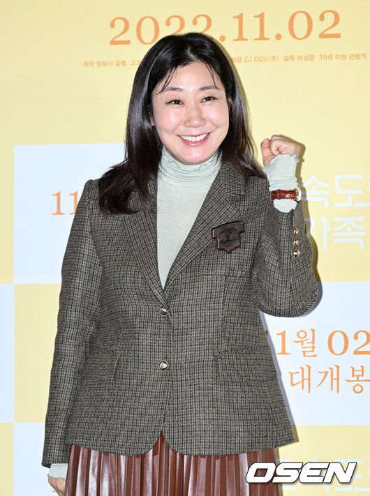 [OSEN=조은정 기자] 26일 오후 서울 용산구 CGV용산아이파크몰에서 영화 ‘고속도로 가족(감독 이상문)’ 언론시사 및 기자간담회가 열렸다.'고속도로 가족'은 인생은 놀이, 삶은 여행처럼 고속도로 휴게소에서 살아가는 한 가족이 우연히 한 부부를 만나면서 예기치 못한 사건을 겪게 되는 이야기다.배우 라미란이 포즈를 취하고 있다. 2022.10.26 /cej@osen.co.kr