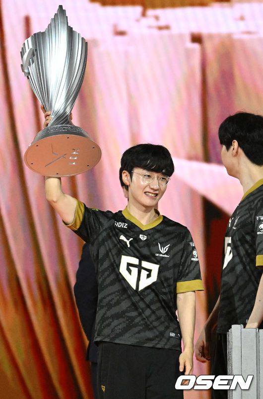 [OSEN=대전, 이대선 기자] LCK 역사상 T1 이후로 두 번째로 4회 우승을 달성한 팀이 탄생했다. ‘디펜딩 챔프’ 젠지가 라이벌 T1을 꺾고 LCK 3연패에 성공하면서 ‘쓰리핏’을 달성했다.젠지는 20일 오후 대전시 대전컨벤션센터 제2전시장에서 열린 ‘2023 LOL 챔피언스 코리아(이하 LCK)’ 서머 결승전과 T1과 경기서 상체와 하체 선수 전원이 고르게 활약하면서 3-0 완승으로 우승컵을 세 시즌 연속 들어올렸다. 정규시즌 5위로 플레이오프를 시작해 도장깨기에 임했던 T1은 최종 관문인 결승전서 숙적 젠지의 벽을 넘지 못하고 준우승에 만족해야 했다.젠지 '피넛' 한왕호가 우승트로피를 들고 환호하고 있다. 2023.08.20 /sunday@osen.co.kr