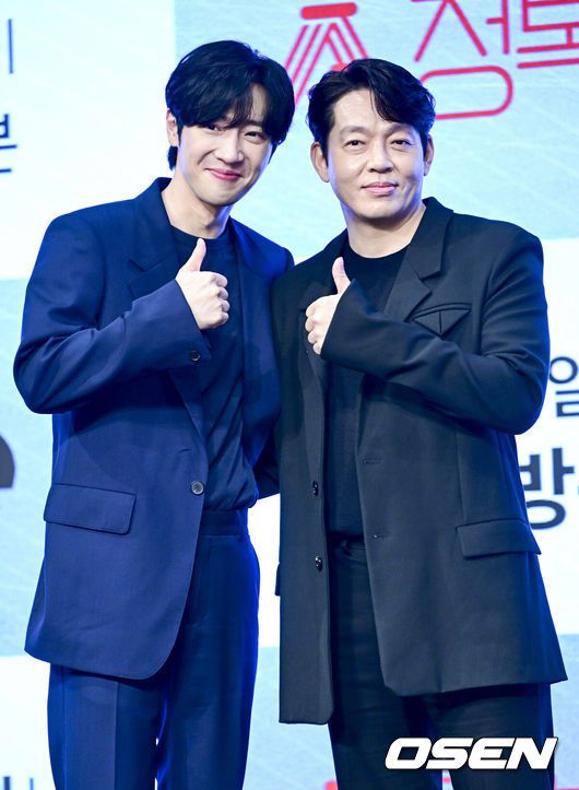 [OSEN=최규한 기자] 21일 오후 서울 신도림동 디큐브시티 더 세인트에서 KBS 2TV 새 월화드라마 ‘순정복서’ 제작발표회가 열렸다.배우 이상엽과 박지환이 제작발표회에 참석해 포토타임을 하고 있다. 2023.08.21 / dreamer@osen.co.kr