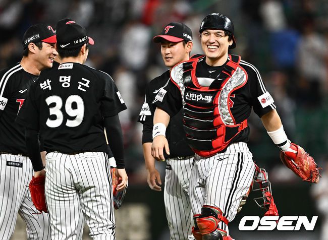 [OSEN=인천, 박준형 기자] LG가 SSG를 꺾고 위닝에 성공, 단독 1위를 차지했다.  LG는 25일 인천 SSG랜더스필드에서 열린 SSG와 경기에서 8-3으로 승리했다. LG 선발 켈리는 6이닝 동안 5피안타 3볼넷 4탈삼진 3실점(2자책)으로 승리 투수가 됐다. 시즌 5승 성공. 홈런 1위 박동원은 1회 스리런 홈런과 8회 솔로 홈런을 터뜨리며 시즌 11호, 12홈런을 기록했다. 경기종료 후 LG 박동원이 미소 짓고 있다. 2023.05.25 / soul1014@osen.co.kr