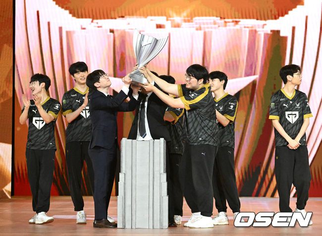 [OSEN=대전, 이대선 기자] LCK 역사상 T1 이후로 두 번째로 4회 우승을 달성한 팀이 탄생했다. ‘디펜딩 챔프’ 젠지가 라이벌 T1을 꺾고 LCK 3연패에 성공하면서 ‘쓰리핏’을 달성했다.젠지는 20일 오후 대전시 대전컨벤션센터 제2전시장에서 열린 ‘2023 LOL 챔피언스 코리아(이하 LCK)’ 서머 결승전과 T1과 경기서 상체와 하체 선수 전원이 고르게 활약하면서 3-0 완승으로 우승컵을 세 시즌 연속 들어올렸다. 정규시즌 5위로 플레이오프를 시작해 도장깨기에 임했던 T1은 최종 관문인 결승전서 숙적 젠지의 벽을 넘지 못하고 준우승에 만족해야 했다.젠지 선수들이 우승트로피를 들고 환호하고 있다. 2023.08.20 /sunday@osen.co.kr