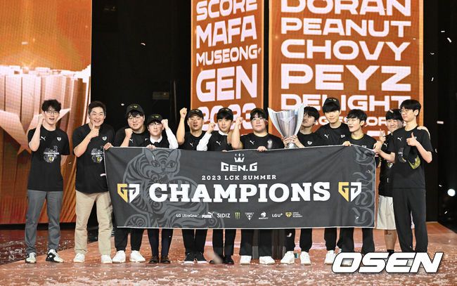 [OSEN=대전, 이대선 기자] LCK 역사상 T1 이후로 두 번째로 4회 우승을 달성한 팀이 탄생했다. ‘디펜딩 챔프’ 젠지가 라이벌 T1을 꺾고 LCK 3연패에 성공하면서 ‘쓰리핏’을 달성했다.젠지는 20일 오후 대전시 대전컨벤션센터 제2전시장에서 열린 ‘2023 LOL 챔피언스 코리아(이하 LCK)’ 서머 결승전과 T1과 경기서 상체와 하체 선수 전원이 고르게 활약하면서 3-0 완승으로 우승컵을 세 시즌 연속 들어올렸다. 정규시즌 5위로 플레이오프를 시작해 도장깨기에 임했던 T1은 최종 관문인 결승전서 숙적 젠지의 벽을 넘지 못하고 준우승에 만족해야 했다.우승을 차지한 젠지 선수들이 트로피 세리머니를 하고 있다. 2023.08.20 /sunday@osen.co.kr