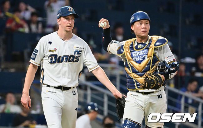 [OSEN=창원, 이석우 기자] 27일 창원 NC파크에서 2023 신한은행 SOL KBO리그 NC 다이노스와 KIA 타이거즈의 경기가 열렸다.NC 다이노스 페디가 4회초 2사 2루 KIA 타이거즈 김선빈의 좌전 안타때 홈에서 나성범을 태그 아웃시킨 박세혁에게 감사하고 있다. 2023.07.27 / foto0307@osen.co.kr