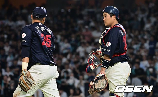 [OSEN=창원, 이석우 기자] 12일 창원 NC파크에서 2023 신한은행 SOL KBO리그 NC 다이노스와 롯데 자이언츠의 경기가 열렸다.롯데 자이언츠 한동희가 6회말 무사 NC 다이노스 박세혁의 파울 플라이볼을 놓치고 유강남과 얘기하고 있다. 2023.07.12 / foto0307@osen.co.k