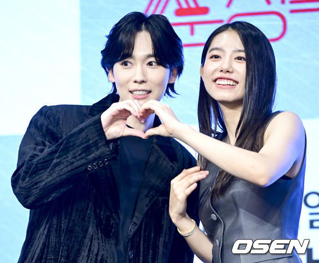 [OSEN=최규한 기자] 21일 오후 서울 신도림동 디큐브시티 더 세인트에서 KBS 2TV 새 월화드라마 ‘순정복서’ 제작발표회가 열렸다.배우 김소혜와 위너 김진우가 제작발표회에 참석해 포토타임을 하고 있다. 2023.08.21 / dreamer@osen.co.kr