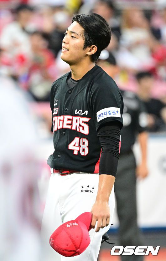 [OSEN=수원, 김성락 기자]  22일 오후 수원KT위즈파크에서 ‘2023 신한은행 SOL KBO리그’ KT 위즈와 KIA 타이거즈의 경기가 열렸다. 1회초 1사 1, 2루 KIA 이의리가 KT 장성우에게 몸에 맞는 볼을 던진 뒤 아쉬워하고 있다. 2023.08.22 /ksl0919@osen.co.kr