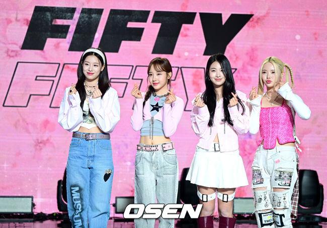 [OSEN=민경훈 기자] 11일 오후 서울 송파구 잠실실내체육관에서 '30주년 한터뮤직어워즈 (HMA)2022' 레드카펫 행사가 열렸다.오메가엑스(OMEGA X)가 입장하며 포즈를 취하고 있다. 2023.02.11 /rumi@osen.co.kr