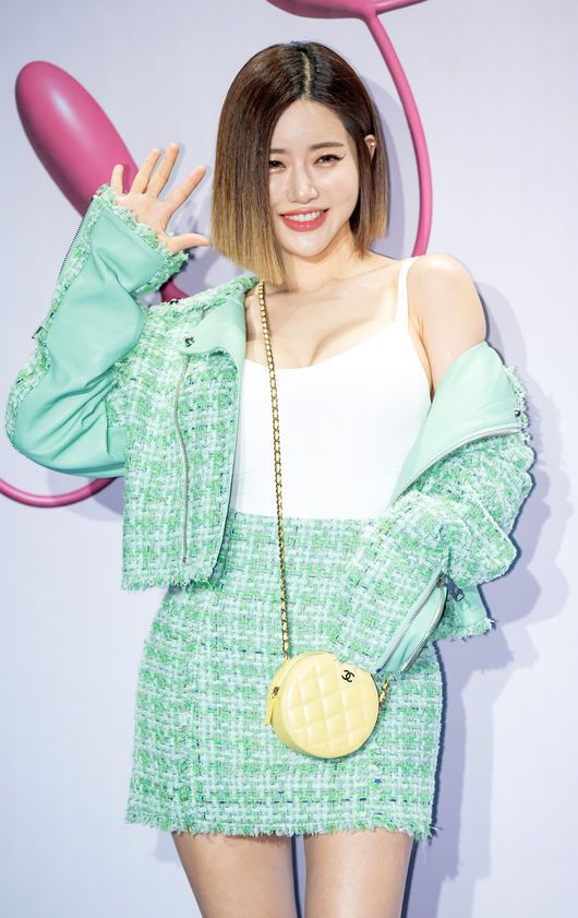 [OSEN=민경훈 기자]17일 서울 중구 동대문디자인플라자(DDP)에서 2023F/W서울패션위크 '그리디어스' 컬렉션 포토콜 행사가 열렸다.DJ 소다가 입장하며 포즈를 취하고 있다. 2023.03.17 /rumi@osen.co.kr