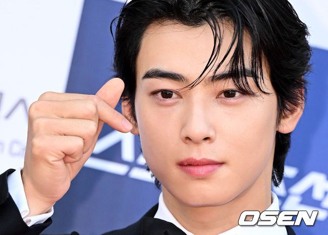 [OSEN=지형준 기자] 20일 오전 서울 청담동 갤러리아백화점에서 델보 팝업스토어 오픈 기념 포토콜이 열렸다.그룹 SF9 로운이 포토타임을 하고 있다. 2022.10.20 /jpnews@osen.co.kr