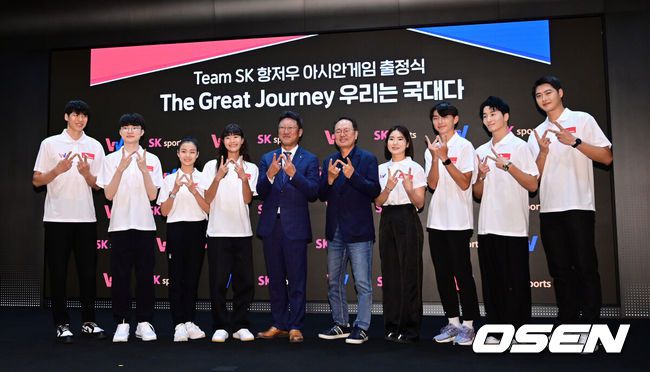 [OSEN=지형준 기자] 30일 오후 서울 을지로 SK텔레콤 본사에서 Team SK 항저우 아시안게임 출정식이 열렸다.남자농구 김선형, e스포츠 이상혁, 리듬체조 손지인, 김희섭 SK커뮤니케이션담당, 오경식 SK스포츠마케팅담당, 스케이트보드 조현주, 펜싱 송세라, 높이뛰기 최진우, 브레이킹 댄스 김헌우, 펜싱 오상욱이 참석해 포즈를 취하고 있다. 2023.08.30 /jpnews@osen.co.kr