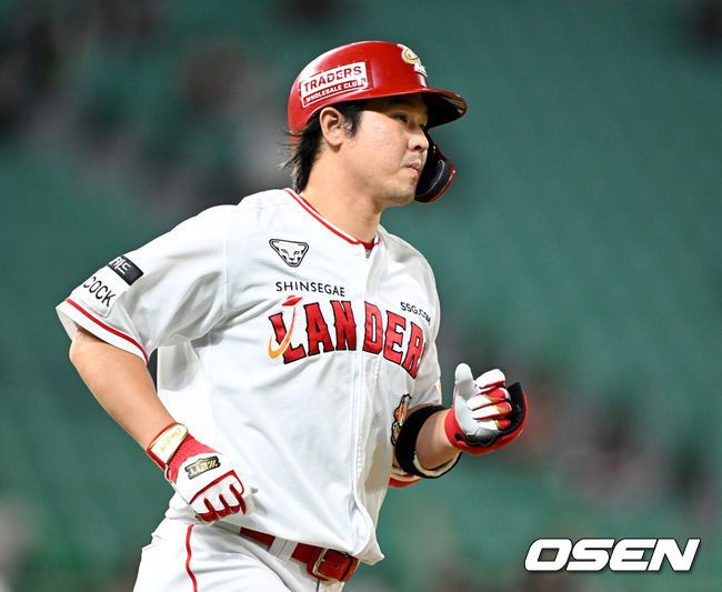 [OSEN=인천, 이대선 기자] 12일 오후 인천 SSG랜더필드에서 2023 신한은행 SOL KBO리그 SSG 랜더스와 키움  히어로즈의 경기가 열렸다.8회말 1사에서 SSG 최정이 좌월 솔로 홈런을 치고 그라운드를 달리고 있다. 2023.08.31 /sunday@osen.co.kr