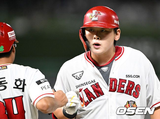 [OSEN=인천, 이대선 기자] 12일 오후 인천 SSG랜더필드에서 2023 신한은행 SOL KBO리그 SSG 랜더스와 키움  히어로즈의 경기가 열렸다.4회말 1사 2,3루에서 SSG 전의산이 희생플라이를 치고 조동화 코치와 하이파이브를 하고 있다. 2023.08.31 /sunday@osen.co.kr
