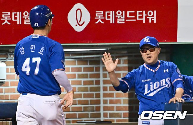 [OSEN=울산, 이석우 기자] 6일 울산 문수야구장에서 2023 신한은행 SOL KBO리그 롯데 자이언츠와 삼성 라이온즈의 경기가 열렸다. 삼성 라이온즈 강민호가 2회초 1사 만루 이재현의 희생플라이볼때 득점을 올리고 기쁨을 나누고 있다. 2023.09.06 / foto0307@osen.co.kr