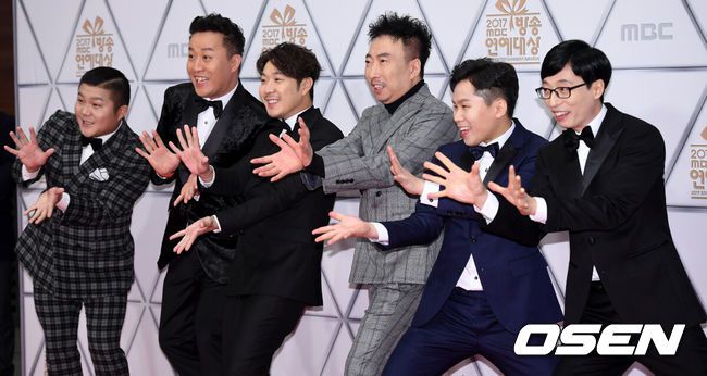 [OSEN=곽영래 기자] 조세호, 정준하, 하하, 박명수, 양세형, 유재석이 29일 오후 서울 마포구 상암동 상암 MBC 미디어센터에서 진행된 2017 MBC 방송연예대상에 참석해 포토타임을 갖고 있다. / youngrae@osen.co.kr