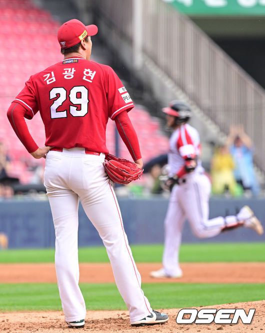 [OSEN=잠실, 김성락 기자] 17일 오후 서울 잠실야구장에서 ‘2023 신한은행 SOL KBO리그’ LG 트윈스와 SSG 랜더스의 DH 1차전 경기가 열렸다. 4회말 1사 SSG 김광현이 LG 오스틴에게 솔로 홈런을 허용, 아쉬워하고 있다. 2023.09.17 /ksl0919@osen.co.kr