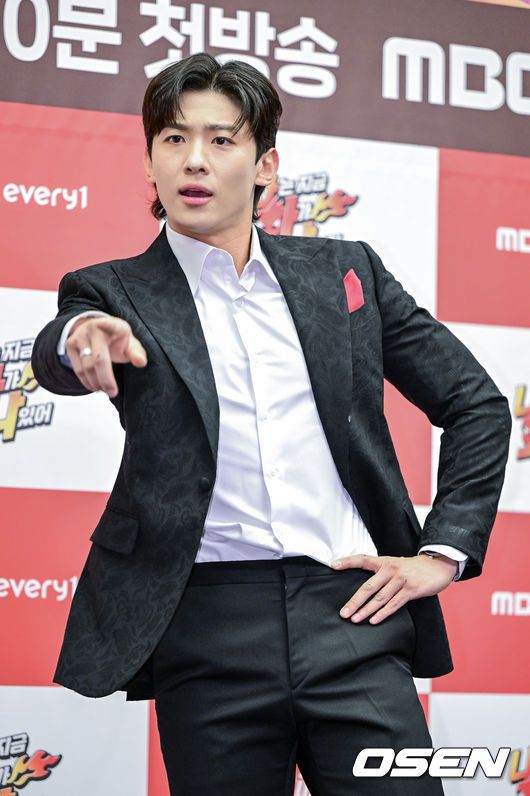 [OSEN=박준형 기자]  2일 오후 서울 강남구 삼성동 액토즈아레나에서 진행된 MBC '비긴어게임' 제작발표회에서 슈퍼주니어 희철이 포즈를 취하고 있다.  / soul1014@osen.co.kr