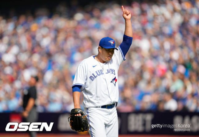 하이네만이 벤치에서 볼배합 관련 조언을 받는 모습   mlb.tv화면 캡처