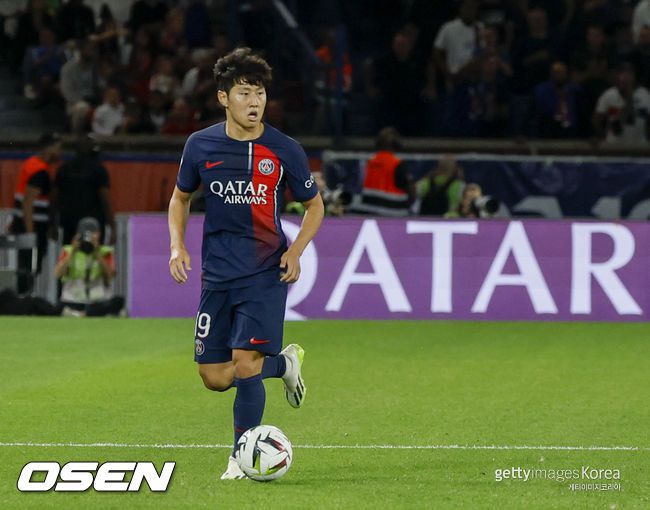 [OSEN=보고르(인도네시아), 이대선 기자] 시작은 미약했지만 그 끝은 창대했다.김학범호의 와일드 카드 공격수 황의조(감바 오사카)에게 꼭 어울리는 문구다.김학범 감독이 이끄는 아시안게임 남자 축구대표팀은 1일(한국시간) 밤 인도네시아 보고르 파칸사리 스타디움서 열린 2018 자카르타-팔렘방 아시안게임 남자 축구 결승전서 일본과 연장 혈투 끝에 2-1로 승리했다. 연장 전반 3분 이승우의 천금 선제골과 연장 전반 11분 황희찬의 결승골을 더해 금메달을 확정지었다.경기 후 한국 와일드카드 조현우-손흥민-황의조가 금메달엘 깨물고 있다.한국 손흥민이 금메달을 목에 걸고 포즈를 취하고 있다./ sunday@osen.co.kr