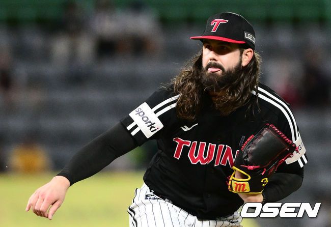 [OSEN=문학, 조은정 기자]21일 오후 인천 문학동 SSG랜더스필드에서 2023 신한은행 SOL KBO리그 SSG 랜더스와 LG 트윈스의 경기가 진행됐다.1회말 LG 선발 켈리가 힘차게 공을 던지고 있다. 2023.09.21 /cej@osen.co.kr