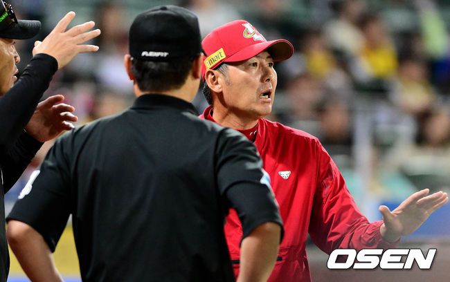 [OSEN=문학, 조은정 기자]21일 오후 인천 문학동 SSG랜더스필드에서 2023 신한은행 SOL KBO리그 SSG 랜더스와 LG 트윈스의 경기가 진행됐다.8회말 1사 만루 SSG 박성한의 안타에 에레디아가 득점을 올렸다. 박성한의 타구가 LG 김민성의 글러브 맞고 파울이 되자 심판의 파울 판정을 본 한유섬이 이동을 하지 않았다. 그러나 비디오 판독 후 심판은 인플레이 상황에서 한유섬이 진루를 하지 않았다고 보고 아웃 판정을 내렸다. 에레디아 득점은 인정. 어필이 길어진 김원형 감독은 퇴장. 2023.09.21 /cej@osen.co.kr