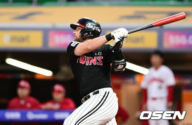 [OSEN=문학, 조은정 기자]21일 오후 인천 문학동 SSG랜더스필드에서 2023 신한은행 SOL KBO리그 SSG 랜더스와 LG 트윈스의 경기가 진행됐다.1회초 2사 2루 LG 오스틴이 선제 2점 홈런을 날리고 있다. 2023.09.21 /cej@osen.co.kr