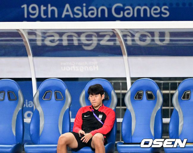 [OSEN=진화(중국), 최규한 기자] 이강인이 아시안게임 대표팀에 합류해 하프타임 때 벤치에서 생각에 잠겨 있다. 2023.09.21 / dreamer@osen.co.kr