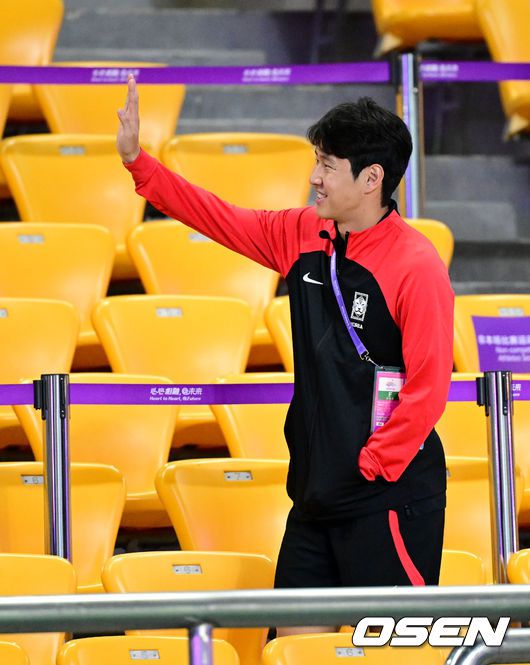 [OSEN=진화(중국), 최규한 기자] 이강인이 아시안게임 대표팀에 합류해 관중석으로 향하며 팬들의 환호에 답하고 있다. 2023.09.21 / dreamer@osen.co.kr