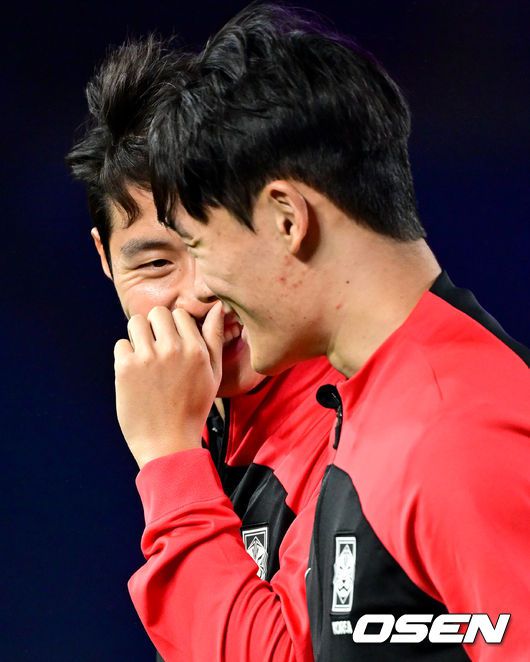 [OSEN=진화(중국), 최규한 기자] 경기를 마치고 승리한 한국 이강인과 엄원상이 대화를 나누고 있다. 2023.09.21 / dreamer@osen.co.kr