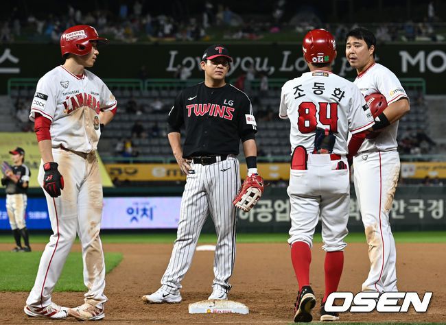 [OSEN=문학, 조은정 기자]21일 오후 인천 문학동 SSG랜더스필드에서 2023 신한은행 SOL KBO리그 SSG 랜더스와 LG 트윈스의 경기가 진행됐다.8회말 1사 만루 SSG 박성한의 안타에 에레디아가 득점을 올렸다. 박성한의 타구가 LG 김민성의 글러브 맞고 파울이 되자 심판의 파울 판정을 본 한유섬이 이동을 하지 않았다. 그러나 비디오 판독 후 심판은 인플레이 상황에서 한유섬이 진루를 하지 않았다고 보고 아웃 판정을 내렸다. 에레디아 득점은 인정. 어필이 길어진 김원형 감독은 퇴장. 2023.09.21 /cej@osen.co.kr